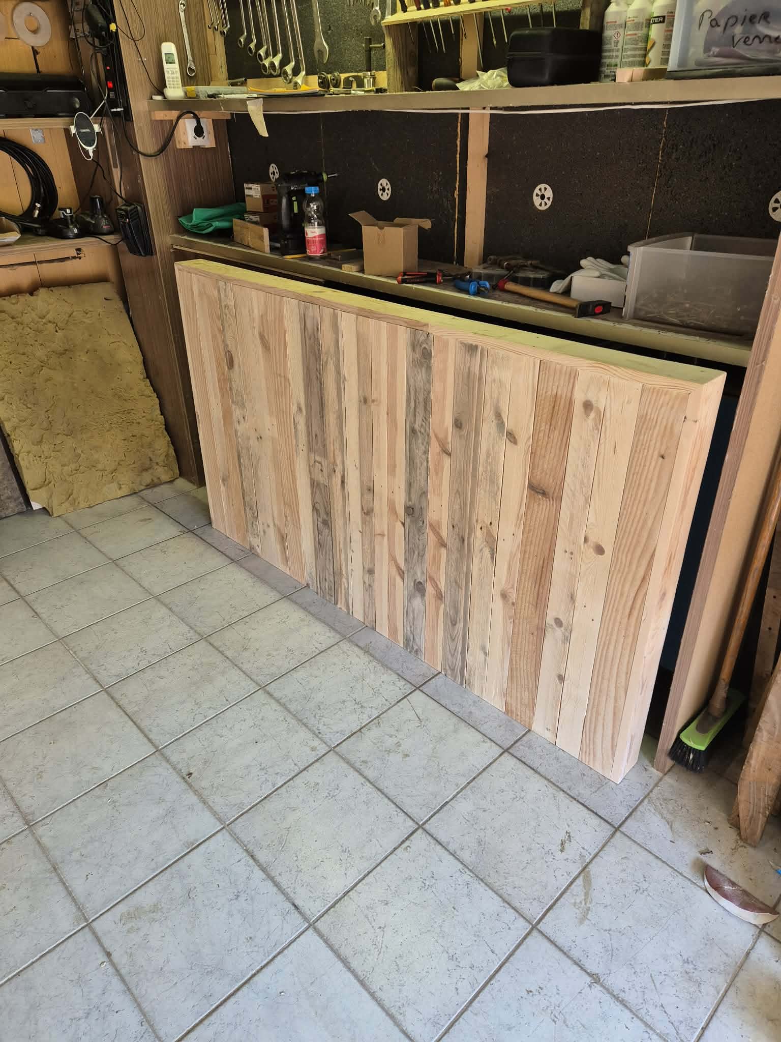 Tête de lit en bois sur mesure avec rebord