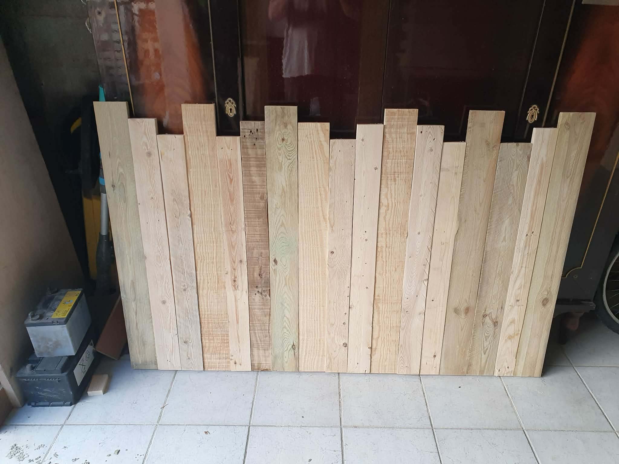 Tête de lit en bois style palissade